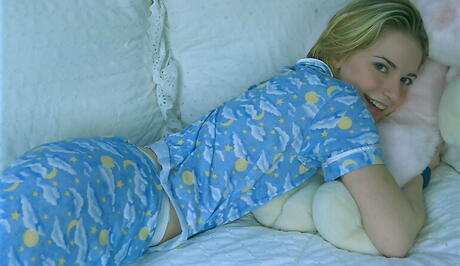 Sylphlike youthful Jessica unveils tiny tits and butt 