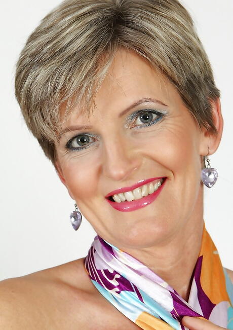 Hot mature Melanie in shorts spreading vagina 