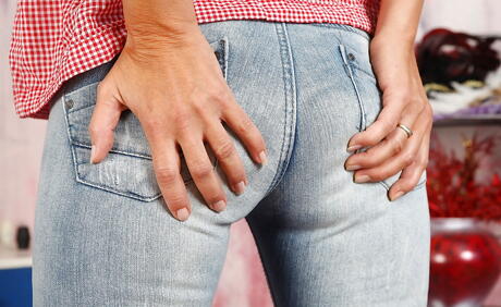 Stunning czech older Janet Darling exposes small tits and jerks off 